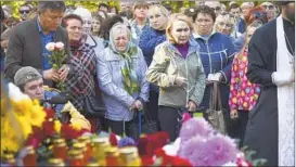  ?? SERGEI DEMIDOV/AP ?? Mourners honor the school shooting victims at a ceremony Thursday in Kerch, Crimea.