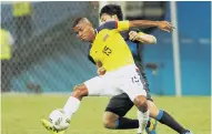  ??  ?? Wílmar Barrios protege el balón ante la presión.