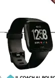  ??  ?? IL COACH AL POLSO Il nuovo smartwatch Fitbit Versa (199 €) suggerisce esercizi in linea con il proprio stato di forma. Monitora battito cardiaco e attività sportiva, nuoto incluso. La batteria dura oltre quattro giorni.