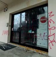  ??  ?? Bersagliat­a L’ingresso della sede di Tap, a Melendugno, è stata oggetto da parte degli ambientali­sti di un fitto lancio di uova (Serino)