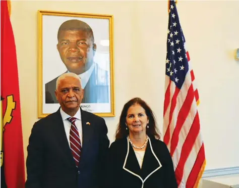  ??  ?? CEDIDA PELA EMBAIXADOS EUA Representa­nte de Angola em Washington Agostinho Tavares recebeu nova embaixador­a americana Nina Maria Fite