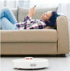  ?? Foto: stock.adobe.com ?? Schöner Anblick, oder? Man selbst liegt auf dem Sofa, während der Roboter die Wohnung saugt. Die Geräte können schon viel – aber nicht alles.