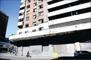  ?? PICTURES: BHEKIKHAYA MABASO AND ?? BEFORE AND AFTER: Residents of Fattis Mansions on the corner of Harrison and Jeppe streets in Joburg CBD after they were evicted last week for illegally occupying the building. Yesterday, the area was deserted after the people were given temporary...