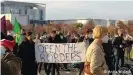  ?? ?? Manifestat­ion devant le Parlement allemand contre la situation des migrants à la frontière entre le Bélarus et la Pologne