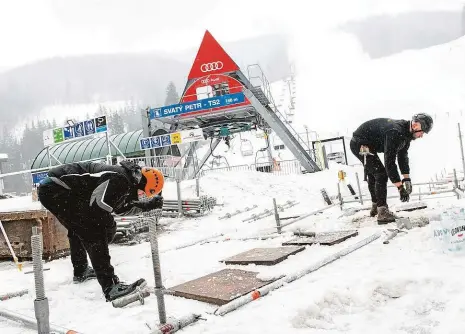  ??  ?? Přípravy areálu Stany a tribuny ve Svatém Petru by měly být připraveny začátkem příštího týdne. 2x foto: Vlastimil Vacek, Sport Invest Max Gottfried ředitel závodu