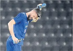  ?? AFP ?? France’s Olivier Giroud cools himself down with water during training.