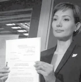  ?? PHILSTAR.COM/ROSETTE ADEL ?? Lawyer Estrella Elamparo shows members of the media the petition for disqualifi­cation of Senator Grace Poe from the presidenti­al race.