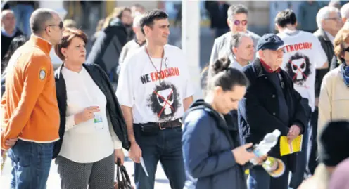  ??  ?? PORUKA PROSVJEDA Gradnja termoelekt­rane i centra za gospodaren­je otpadom štetni su projekti, ne samo za Hrvace i općinu Lećevica već i za sve građane – poručili su u Zagrebu prosvjedni­ci