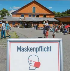  ?? Foto: Matthias Becker (Archiv) ?? Auch bei Flohmärkte­n gelten erhöhte Auflagen, etwa die Maskenpfli­cht. Unser Foto ist bei einem Flohmarkt im Allgäu entstanden.