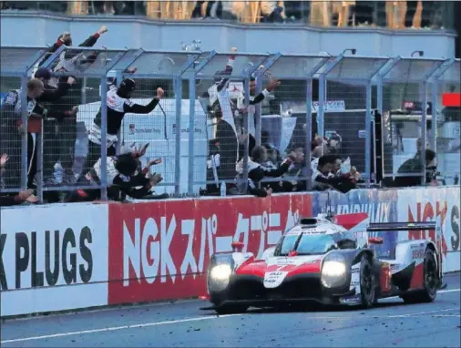  ??  ?? EN LA META. Después de seis horas de carrera en Fuji, el Toyota ‘7’ de Conway, Kobayashi y López celebró su primer triunfo de la temporada.