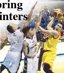  ?? MIGUEL DE GUZMAN ?? Star Hotshots’ PJ Simon (right) looks for a pass as he rams into Mahindra Enforcers’ Paolo Hubalde and Mark Yee during their PBA Philippine Cup duel at the Big Dome yesterday.