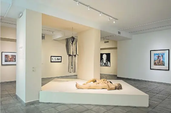  ?? GENTILEZA ?? Seis salas. Aquí, cuerpos del artista John De Andrea rodeados por un traje de Joseph Beuys y fotos de Jeff Koons y Marcos López.