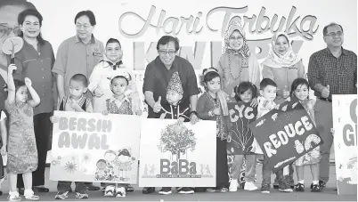  ??  ?? ABANG JOHARI (tengah) merakamkan gambar bersama kanak-kanak prasekolah yang terlibat dalam Program Bersih Awal Bersih Akhir (BaBa) yang dilancarka­n pada Sabtu sempena Hari Terbuka KWKPK. Turut kelihatan Harden (dua kiri), Jumaani (tiga kiri), Fatimah...