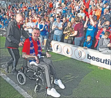  ??  ?? RESPECT: Fernando Ricksen greets supporters at Highbury Stadium who turned up in droves to see the former Ibrox star