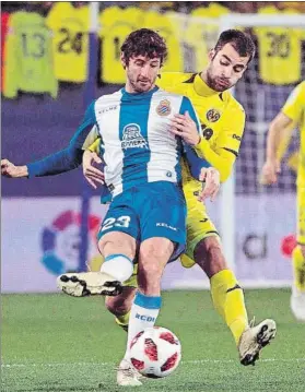  ?? FOTO: EFE ?? Esteban Granero golpea el balón ante el acoso de Manu Trigueros