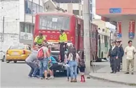  ??  ?? HECHO. El afectado fue atendido en el lugar por paramédico­s.