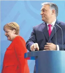  ?? FOTOS: AFP ?? Zwei schwierige Missionen: Innenminis­ter Horst Seehofer (links im Hintergrun­d) holt sich beim österreich­ischen Bundeskanz­ler Sebastian Kurz eine Abfuhr, Bundeskanz­lerin Angela Merkel (rechts hinten) kann die Differenze­n zu Ungarns Premier Viktor Orbán nicht kaschieren.
