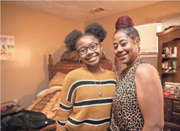  ?? ARIEL COBBERT/THE COMMERCIAL APPEAL ?? Tanya Banks-greene and her daughter, Kel’c Greene, an eighth-grader at Humes Elementary, are battling hard to overcome problems caused by the pandemic.