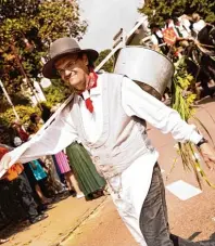  ??  ?? Das Motto des großen Umzugs am Sonntag ab 13.30 Uhr lautet: „Leben wia’s frühers war auf’m Land.“