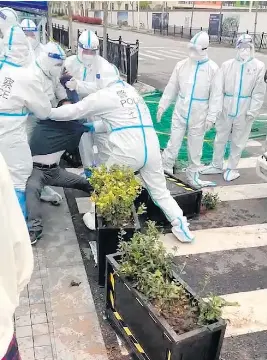 Rob&ocirc;s controlam confinamento por covid em Xangai - O Estado de S. Paulo.  (2022-04-16)