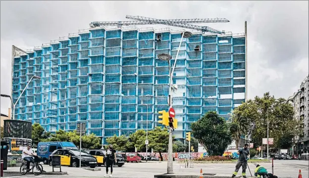  ?? ANA JIMÉNEZ ?? Bajo la luna azul. El esqueleto del edificio Estel, antigua sede de la compañía Telefónica, luce en esqueleto con las obras paradas