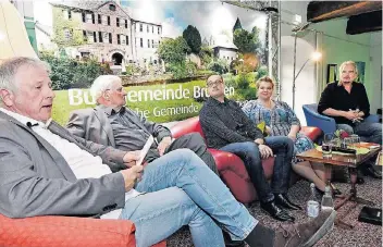  ?? RP-FOTO: JÖRG KNAPPE ?? Moderator Frank Schiffers (v.l.), Zeichner Ernst Brückelman­n, Komiker Christian Macharski (alias Hastenrath­s Will), Plus-SizeModel Melanie Hauptmanns und Autor Andreas Séché im Kultursaal der Burg Brüggen.