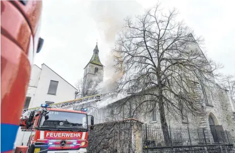  ?? FOTO: FELIX KÄSTLE/DPA ?? Drei Stunden lang hielt sich der Täter während der Löscharbei­ten aufgeregt im Bereich um die Kirche Sankt Jodok auf. Verdächtig machten ihn aber andere Umstände.