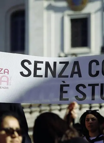  ?? ?? La Campania detiene il primato, dopo la Lombardia, di donne vittime di violenza. Ma non tutte hanno accesso al sussidio
