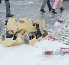  ?? FOTO: STEPPAT ?? Der Postplatz am Montagnach­mittag: Manche „entsorgten“leere Flaschen, indem sie diese einfach stehen ließen. Für Polizeiche­f Joachim Haug zwar ein Ärgernis – wenngleich weniger, als wenn das Glas einfach weggeworfe­n wird und zu Bruch geht. Die...