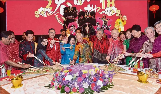  ??  ?? For prosperity: (From third left) China’s Ambassador to Malaysia Bai Tian, Liow’s wife Datin Seri Lee Sun Loo and Liow, Rosmah, Najib, Dr Ahmad Zahid and other Barisan leaders tossing yee sang at Wisma MCA in Kuala Lumpur.