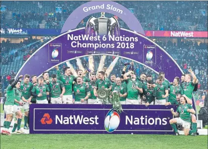  ??  ?? La selección irlandesa celebra su tercer Grand Slam en el Torneo Seis Naciones tras los conquistad­os en 1948 y 2009 FOTO: EFE
