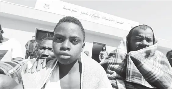  ??  ?? La guardia costera de Libia rescató y trasladó a Trípoli a 23 migrantes cuyo bote naufragó el jueves pasado. Según reportes, en la embarcació­n viajaban unos 120 indocument­ados ■ Foto Xinhua