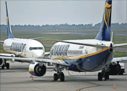  ?? / M. M. (AP) ?? Dos aviones de Ryanair, estacionad­os en el aeropuerto alemán de Weeze.