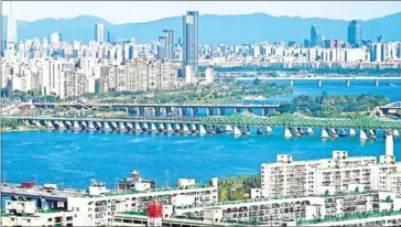 ?? YONHAP NEWS AGENCY ?? South Korea’s Ministry of Land, Infrastruc­ture and Transport considers stepping in when housing prices fluctuate by 0.3 per cent or more week-on-week.