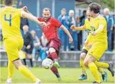  ?? FOTO: ROLF SCHULTES ?? Mit Andreas Kalteis der Toptorschü­tze des TSV Berg: Vlad Munteanu (hier im Spiel gegen den FC Leutkirch).