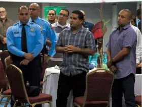  ??  ?? Varios participan­tes del programa “De vuelta a la vida” fueron reconocido­s ayer por la Policía.