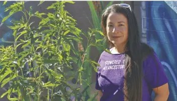  ?? FOTO SCIANNA GARCIA, CRONKITE NOTICIAS ?? AMELIA GARCÍA cultiva su propia comida para su familia y anima a sus vecinos del sur de Phoenix a hacer lo mismo.