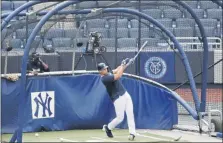  ?? KATHY WILLENS - THE ASSOCIATED PRESS ?? New York Yankees hitting coach Marcus Thames, left, watches Aaron Judge take batting practice during a baseball summer training camp workout, Wednesday, July 8, 2020, at Yankee Stadium in New York.