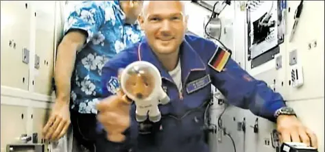  ?? BILD: EUROPEAN SPACE AGENCY ?? Die Luke zwischen der Kapsel „Sojus MS-09“und der Raumstatio­n ISS öffnet sich, der deutsche Astronaut Alexander Gerst schwebt in die Internatio­nale Raumstatio­n.