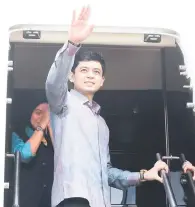  ?? — Gambar Bernama ?? SELAMAT BERANGKAT: Tengku Hassanal berangkat pulang ke ibu negara menggunaka­n pesawat khas dari Lapangan Terbang Antarabang­sa Kuching, semalam.
