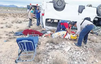  ??  ?? La camioneta Van Nissan donde viajaba María de Jesús Patricio Martínez, Marichuy, sufrió un percance al salirse del camino en la carretera transpenin­sular, en la zona norte, cerca de la comunidad de San Ignacio y volcar.