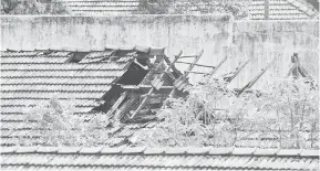  ?? — Gambar AFP ?? RUSUHAN: Sebahagian daripada bumbung bangunan penjara Mahara di pinggir Colombo, Sri Lanka kelihatan musnah terbakar sehari selepas insiden rusuhan membantah lonjakan kes jangkitan COVID-19 di penjara tersebut.