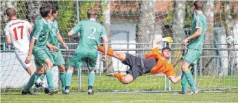  ?? FOTO: THOMAS WARNACK ?? David Stellmache­r (weißes Trikot, Nummer 17) hat zum Ausgleich für den SV Weingarten getroffen. Sehr zum Ärger der Altheimer Hintermann­schaft um (v.l.) Fabian Springer, Torwart Johannes Reuter, Alexander Kinle, Wendelin Spitzfaden (verdeckt) und Timo...