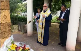  ??  ?? Monseigneu­r Jean, archevêque de Charioupol­is, s’est rendu hier au cimetière de Hyères où est enterré le frère de Léon Tolstoï.