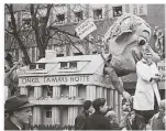  ?? FOTO: MARGULIES/STADTARCHI­V ?? Dieser Wagen nimmt 1950 den Stadtplane­r Tamms aufs Korn.