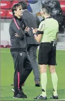  ?? FOTO: PEP MORATA ?? Lopetegui habla con el árbitro