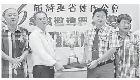  ??  ?? 張氏公會的代表（左二）移交男子組黃祥聲兩年­聯制挑戰杯給陳則生。