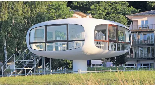  ?? FOTO: EKKEHART EICHLER ?? Am Strand von Binz auf Rügen steht dieser futuristis­ch anmutende Rettungstu­rm, den der Architekt Ulrich Müther wie ein Ufo auf einer Säule gestaltet hat.