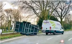  ?? RP-FOTO: UWE-JENS RUHNAU ?? Der Transport eines Gartenbaub­etriebs endete auf der Völklinger Straße: Da riss eine Orkanböe den Anhänger um.