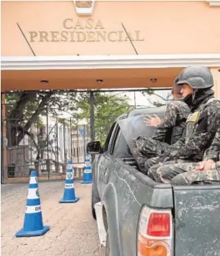  ?? // REUTERS ?? Soldados protegen la Casa Presidenci­al en Tegucigalp­a